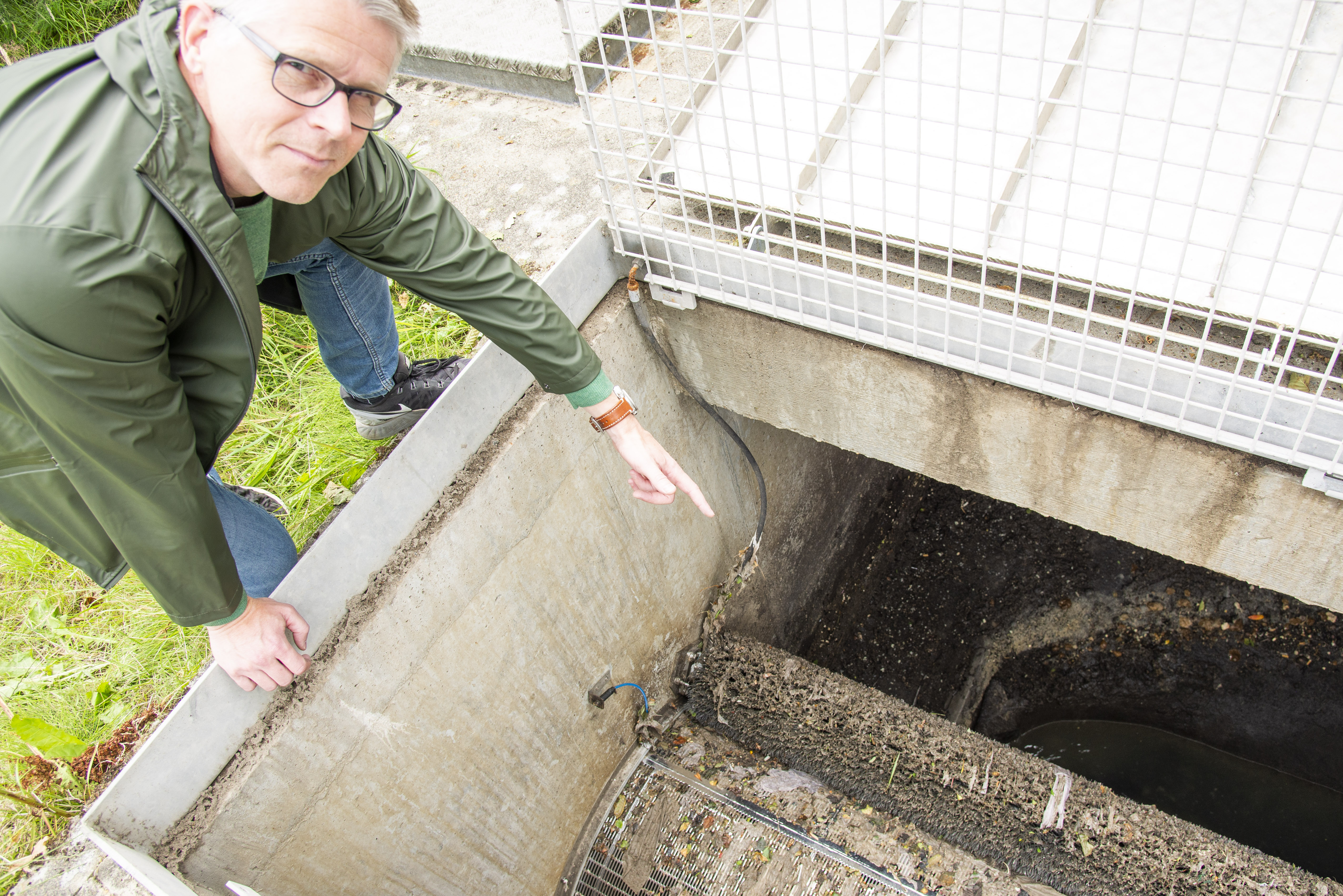 Foto - Ingeniør ved Ikast-Brande Spildevand viser, hvordan filteret renser overløbsvandet i et bygværk ved Ikast